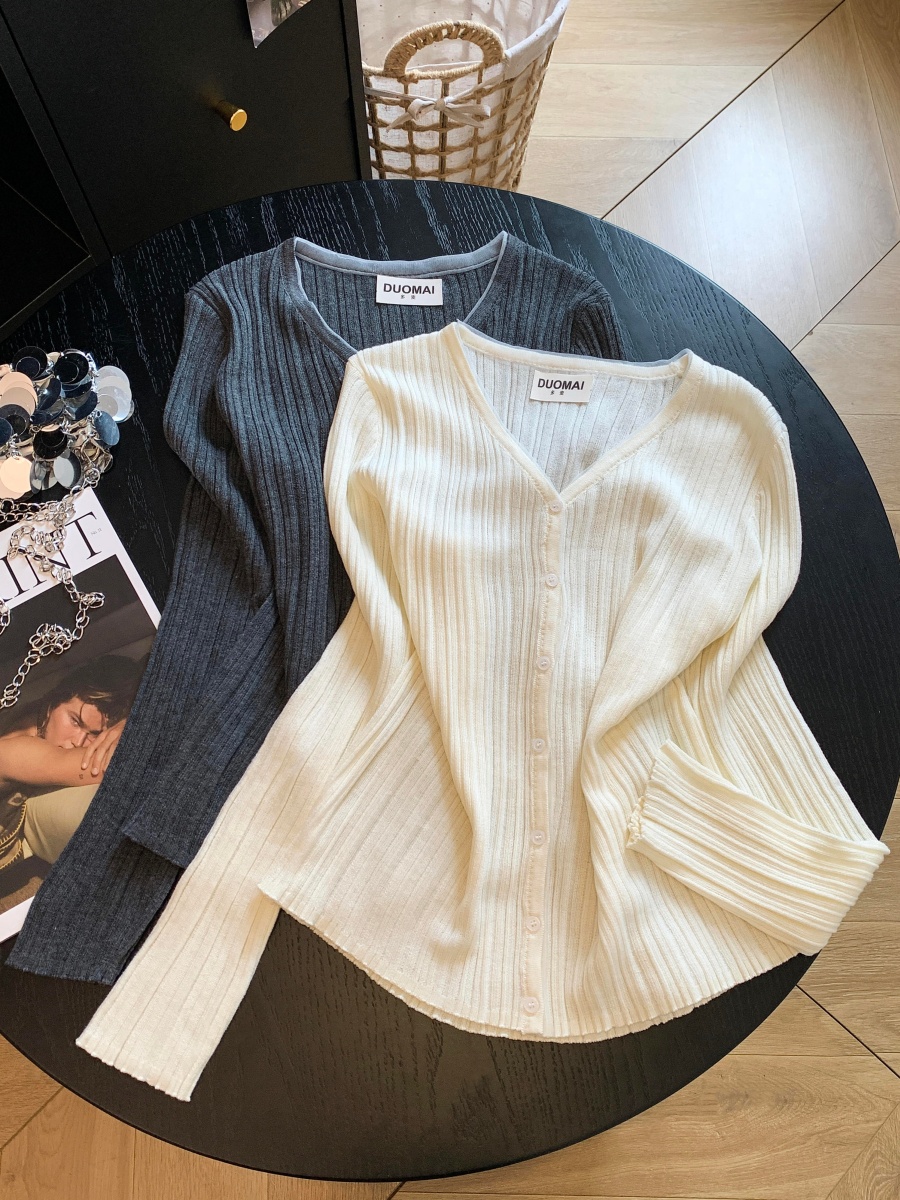 Korean Relaxed Knit Cardigan with Ruffle V-Neck and Textured Sheer Look for Early Fall Layering - Image 3